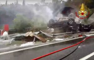 Perugia – Incredibile incidente sul raccordo Bettolle, auto si ribalta e prende fuoco: il conducente quasi illeso (FOTO)