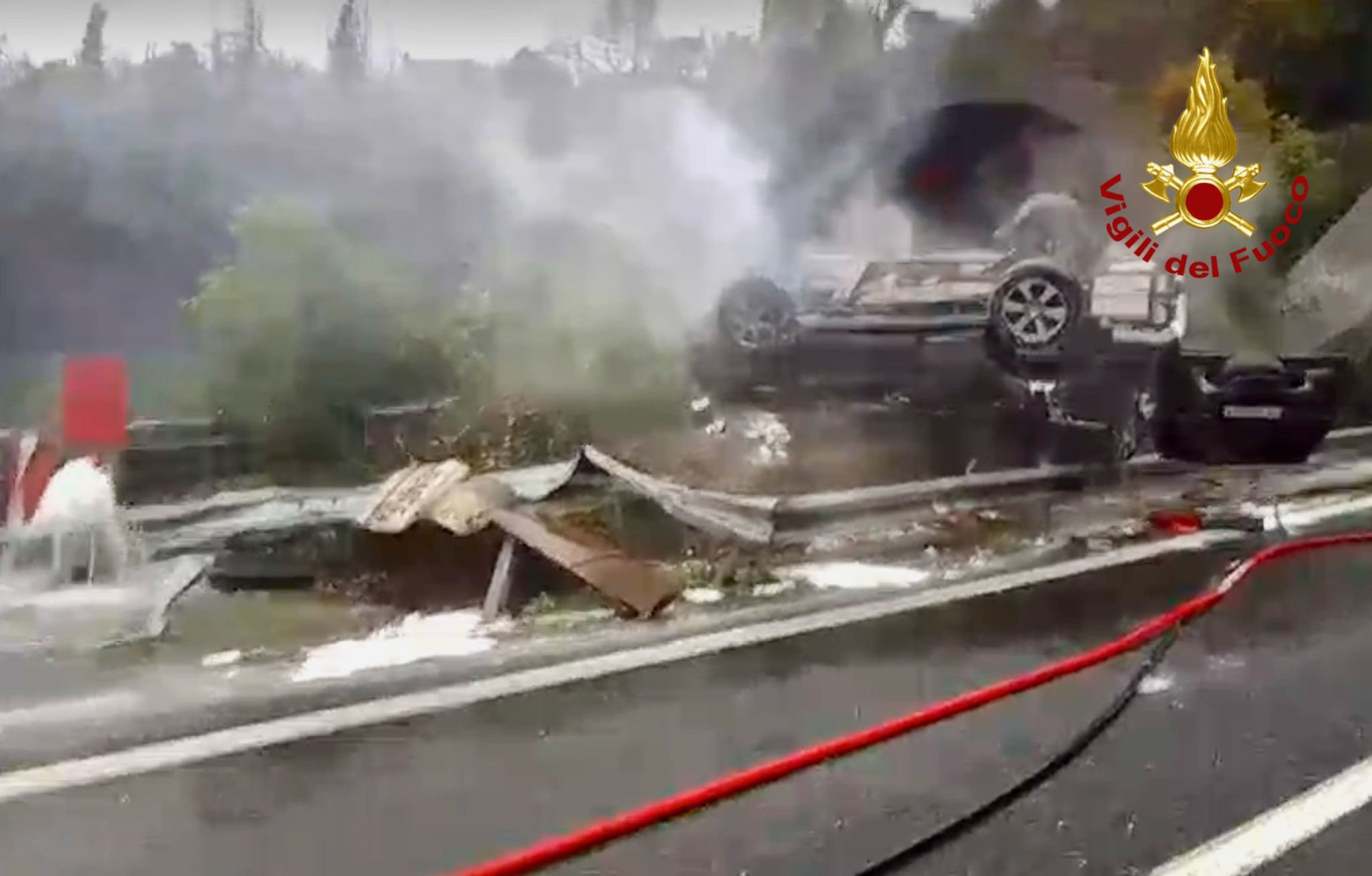 Perugia – Incredibile incidente sul raccordo Bettolle, auto si ribalta e prende fuoco: il conducente quasi illeso (FOTO)