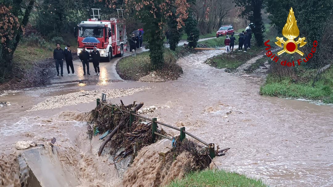 Terni – Piena improvvisa al campo sportivo: 20 persone intrappolate salvate con corde e un elicottero