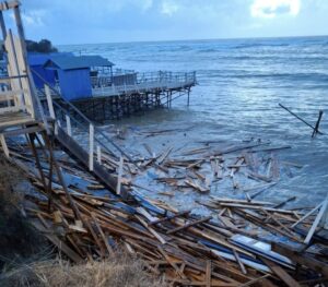 Mareggiata a Santa Marinella, crollano diverse palafitte – Tidei: “Servono interventi urgenti”
