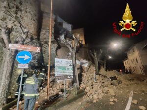 Fabro – Crolla parte del castello per il maltempo, 48h non stop di lavori di messa in sicurezza (VIDEO)