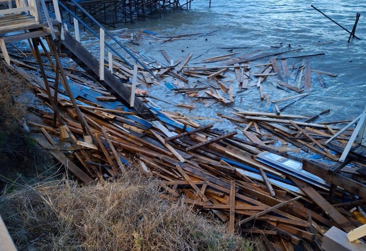 Santa Marinella – Il mare si abbatte sulle storiche palafitte: sette strutture distrutte dal maltempo (FOTO)
