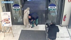Paura a Bergamo: tenta di rapire una bimba di 18 mesi davanti al supermercato, arrestato (VIDEO)