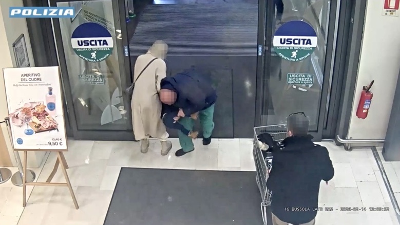 Paura a Bergamo: tenta di rapire una bimba di 18 mesi davanti al supermercato, arrestato (VIDEO)