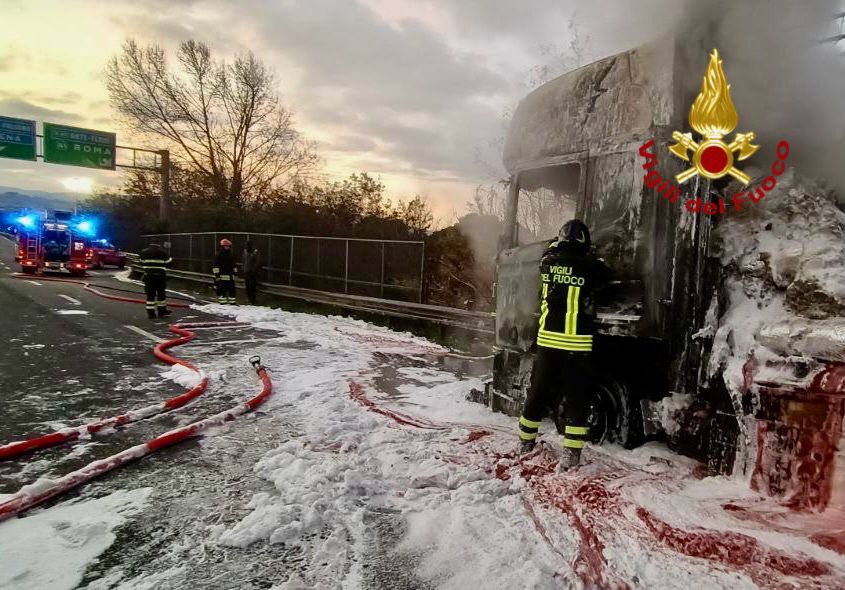 Camion distrutto dalle fiamme sul raccordo Perugia-Bettolle: traffico rallentato verso Roma