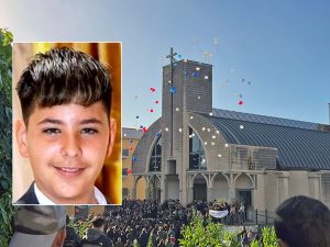 Tarquinia – Palloncini bianchi e blu-granata in cielo per l’ultimo saluto a Gabriele Costantino (FOTO)