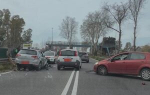 Roma – Altro scontro su Via del Mare, traffico in tilt e automobilisti esausti: “Sorpassano tutti rischiando incidenti mortali”