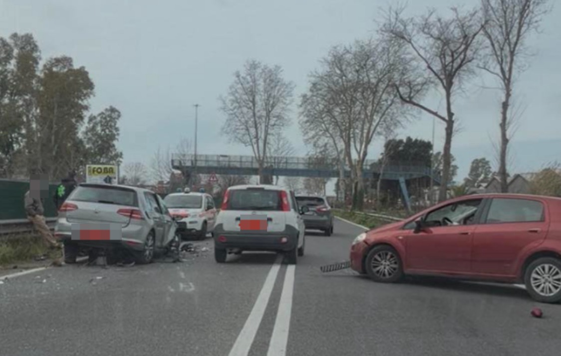 Roma – Altro scontro su Via del Mare, traffico in tilt e automobilisti esausti: “Sorpassano tutti rischiando incidenti mortali”