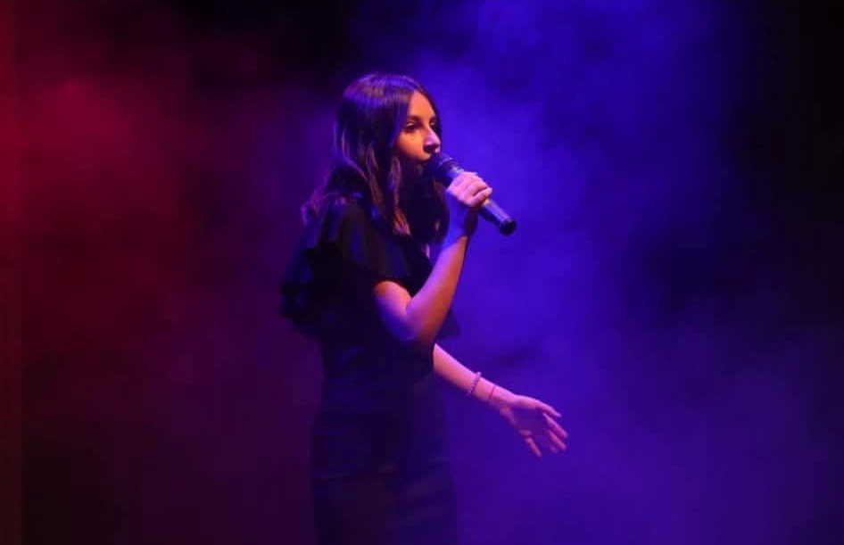 Da Civitavecchia a Milano, la giovane civitavecchiese Angela Decaro registrerà il suo primo brano inedito