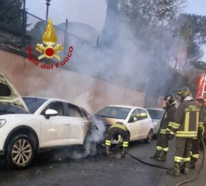 Roma – Incendio all’alba in via Portuense: tre auto in fiamme, strada chiusa al traffico (FOTO)
