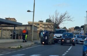 Civitavecchia – Incidente sull’Aurelia, auto si ribalta su un fianco