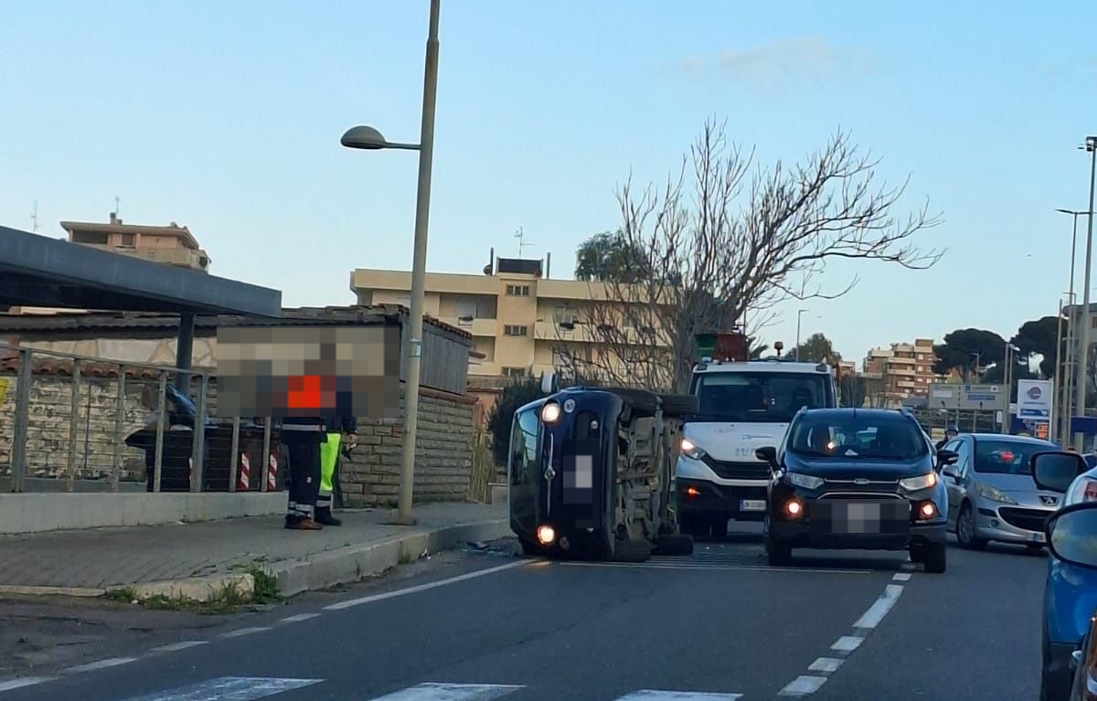 Civitavecchia – Incidente sull’Aurelia, auto si ribalta su un fianco