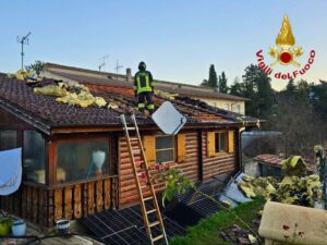 Sellano – Casa di legno prende fuoco all’alba, il sindaco interviene per aiutare la famiglia