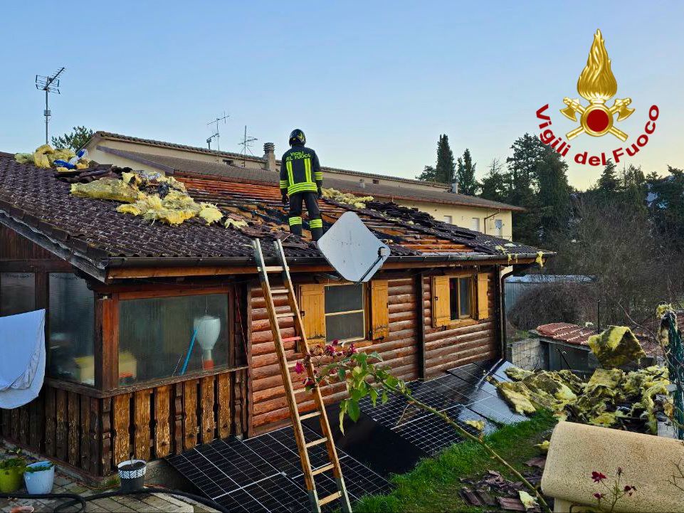 Sellano – Casa di legno prende fuoco all’alba, il sindaco interviene per aiutare la famiglia