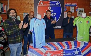 Promozione – Nuova maglia speciale per il Santa Marinella: “Avanti insieme”, la dedica a tifosi a Stefano Ferri