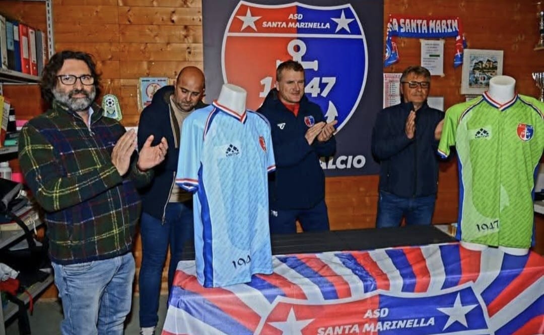 Promozione – Nuova maglia speciale per il Santa Marinella: “Avanti insieme”, la dedica a tifosi a Stefano Ferri