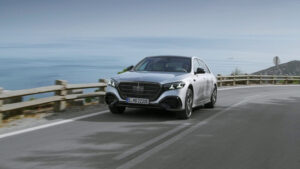 Nuova Mercedes Classe S, design iconico, intelligenza artificiale e lusso