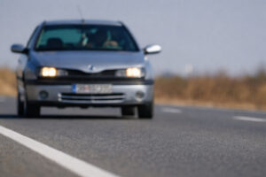 Civitavecchia – Investe un cane e fugge, la proprietaria: “L’hai ucciso, al suo posto poteva esserci un bambino”