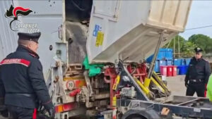 Getta per errore 20 lingotti d’oro nei rifiuti nel Leccese, recuperati