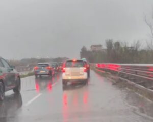Cassia allagata tra Viterbo e Roma, traffico completamente in tilt: “Zero manutenzione, vergogna”