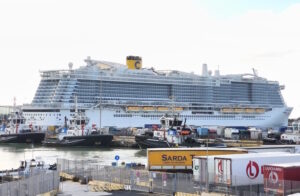 Dramma sulla Costa Smeralda: turista precipita dal ponte e perde la vita nel porto di Civitavecchia