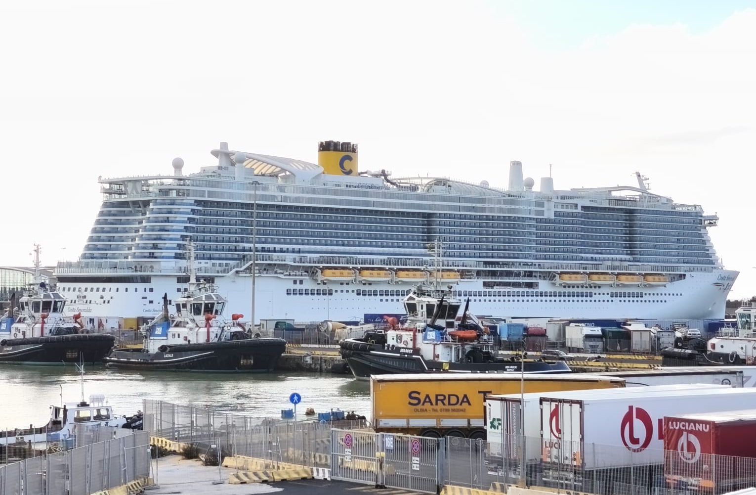 Dramma sulla Costa Smeralda: turista precipita dal ponte e perde la vita nel porto di Civitavecchia