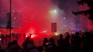 Corteo a Milano, petardi e fumogeni contro la polizia: le immagini