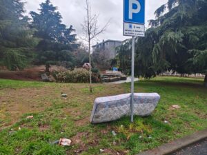 Viterbo – Materasso abbandonato al Murialdo, Achilli (FdI) : “L’amministrazione intervenga invece di fare solo proclami”