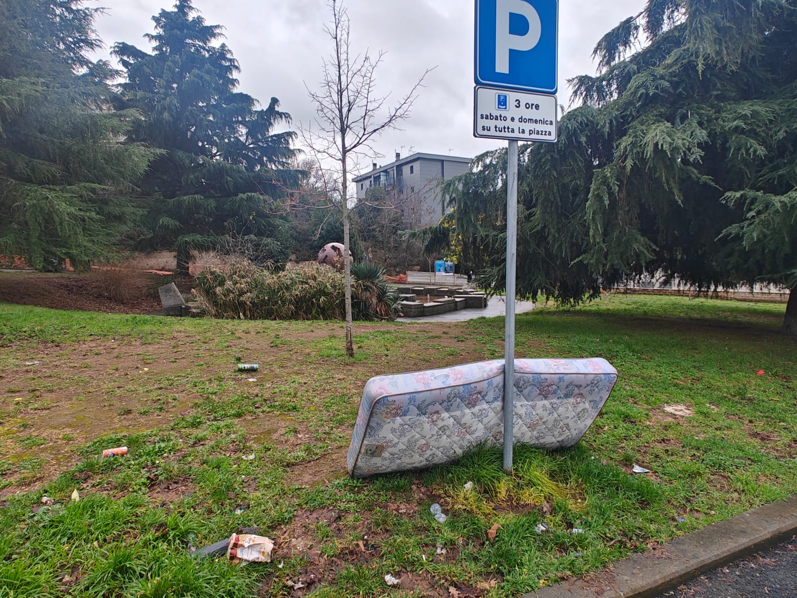 Viterbo – Materasso abbandonato al Murialdo, Achilli (FdI) : “L’amministrazione intervenga invece di fare solo proclami”