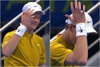 Prima sbaglia, poi si colpisce la testa: Sinner ‘stizzito’ a Doha