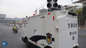 In Cina auto della polizia senza conducente pattugliano le strade