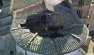 Capranica – Tragedia in centro, crolla il tetto del Duomo: area interdetta