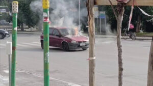 Auto si incendia nel traffico di Palermo, le immagini