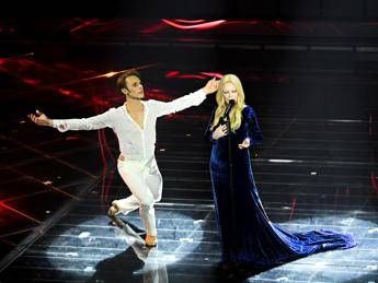 A Sanremo è la serata dei duetti: Patty Pravo omaggia Vanoni, l’Ariston canta ‘Aserejé’ e ‘Occhi di gatto’ – Diretta