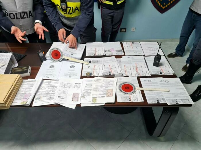 Velletri – Falsi certificati medici per far ottenere l’indennità di accompagnamento a 220 “clienti”: tre arresti