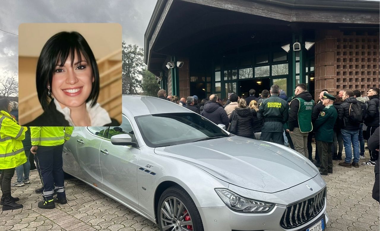 Anguillara si ferma per Federica Torzullo, folla silenziosa e commossa per l’ultimo addio (VIDEO e FOTO)