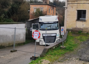 Gallese – Stop al traffico per un camion bloccato sul ponte di Strada Cerreto