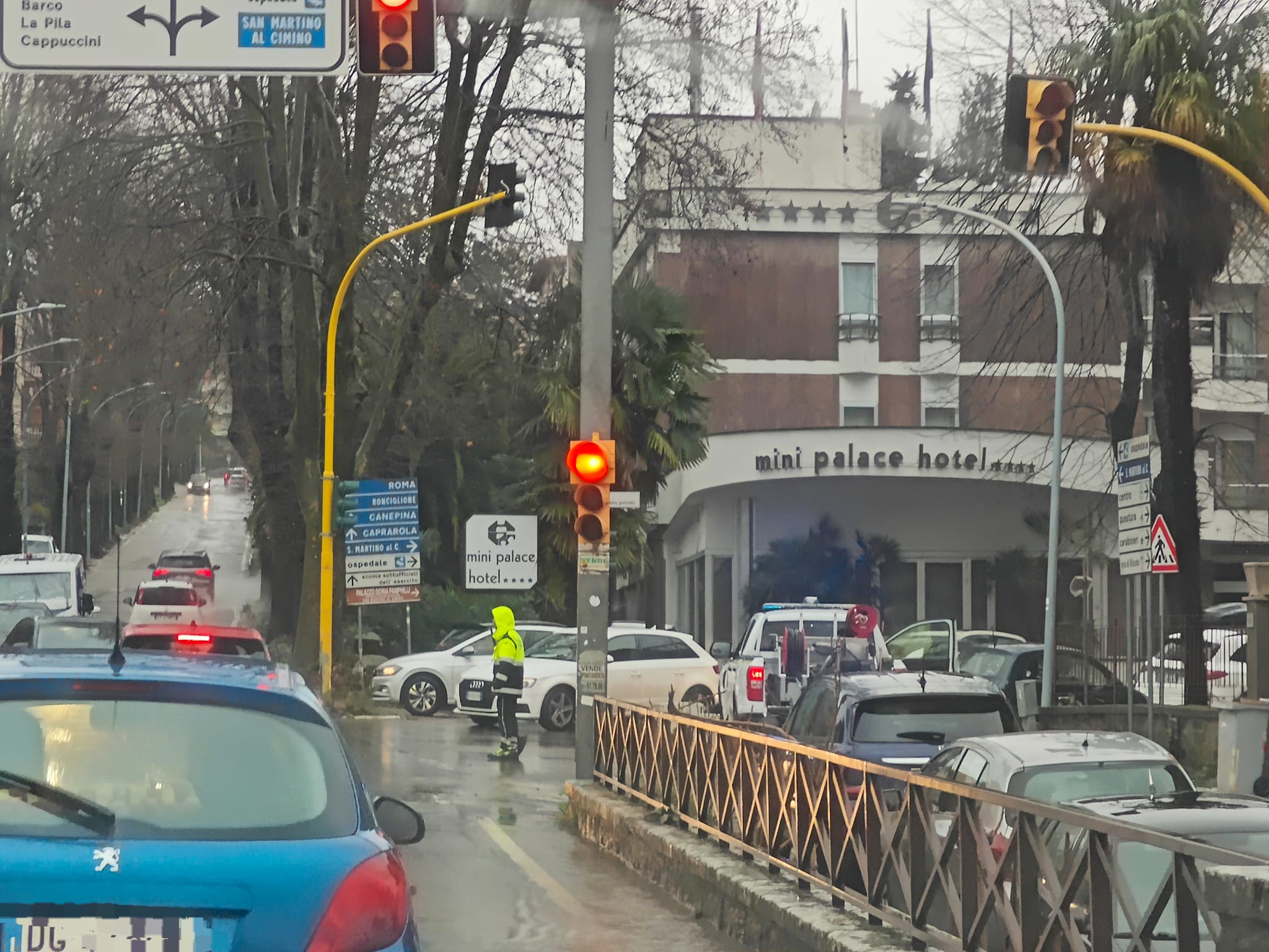 Viterbo – Allagamenti e traffico in tilt in tutta la città a causa di tombini chiusi e strade colabrodo: “Un disastro annunciato”