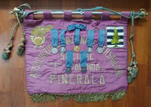 Roma – I carabinieri restituiscono un labaro storico della Prima Guerra Mondiale all’Associazione Nazionale Bersaglieri