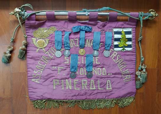 Roma – I carabinieri restituiscono un labaro storico della Prima Guerra Mondiale all’Associazione Nazionale Bersaglieri