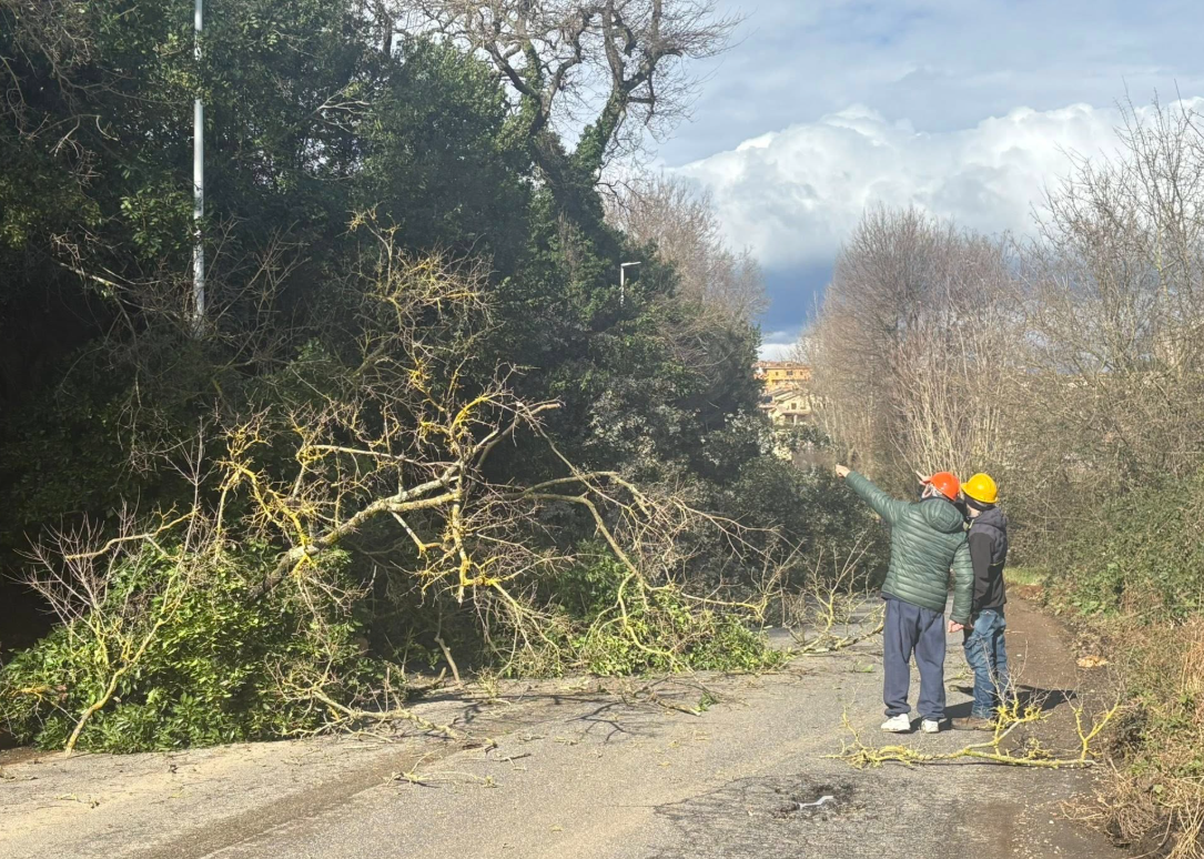 “Bracciano è una comunità forte e solidale”: chiusa via Claudia, proseguono gli interventi per l’emergenza maltempo