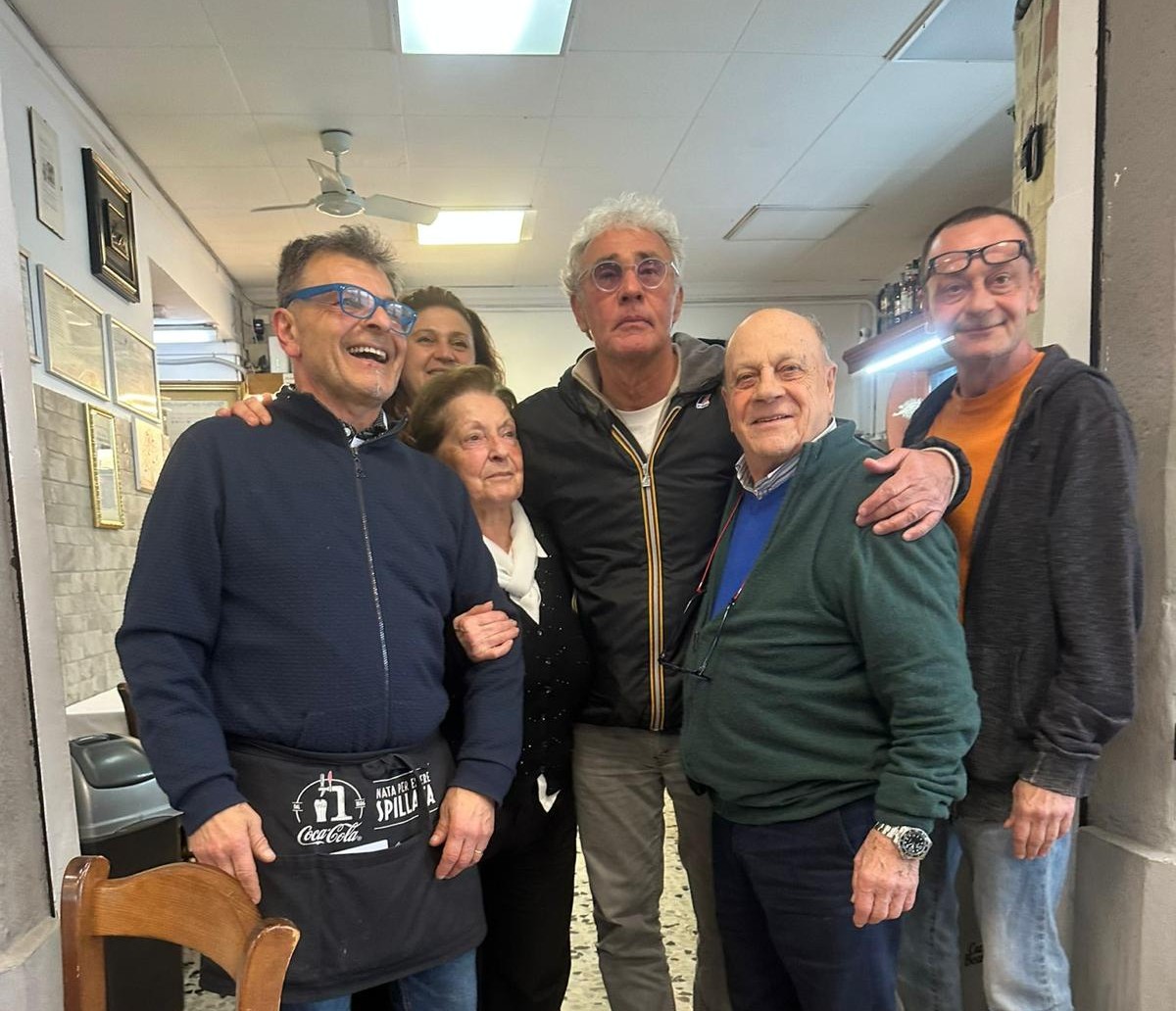 Civitavecchia – Massimo Giletti si ferma al Ristorante Da Vitale: pausa pizza tra sorrisi e affetto dei clienti
