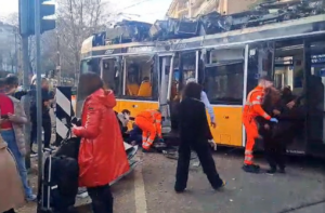 Tragedia a Milano, tram si schianta contro palazzo: un morto e almeno 9 feriti gravi (IL VIDEO)