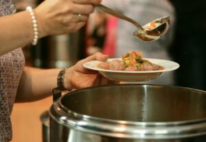 Napoli – “C’è un topo nella minestra”, shock in una scola elementare: NAS e ASL sul posto