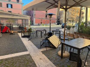 Civitavecchia – Vandali scatenati al Ghetto: devastata la pizzeria Red Carpet, il titolare Andrea Palmieri annuncia denuncia