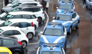 Roma – Dieci volanti della polizia inseguono un fuggitivo che poi salta nel Tevere: arrestato