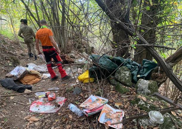 Acquapendente – Spaccio nei boschi in località Puntanello: tre marocchini vivevano in una tenda tra droga e pentole per cucinare