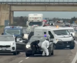 Assalto armato a un portavalori sulla Lecce-Brindisi: sparatoria durante la fuga (VIDEO)