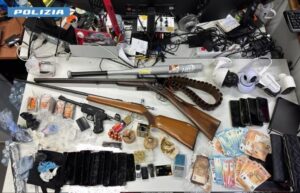 Frosinone – Blitz della polizia in immobile ATER: rinvenute armi e droga, un arresto e due denunciati