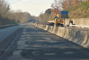 Orte–Viterbo, odissea sulla SS675: lavori infiniti sui viadotti e asfalto che cede ovunque (FOTO)